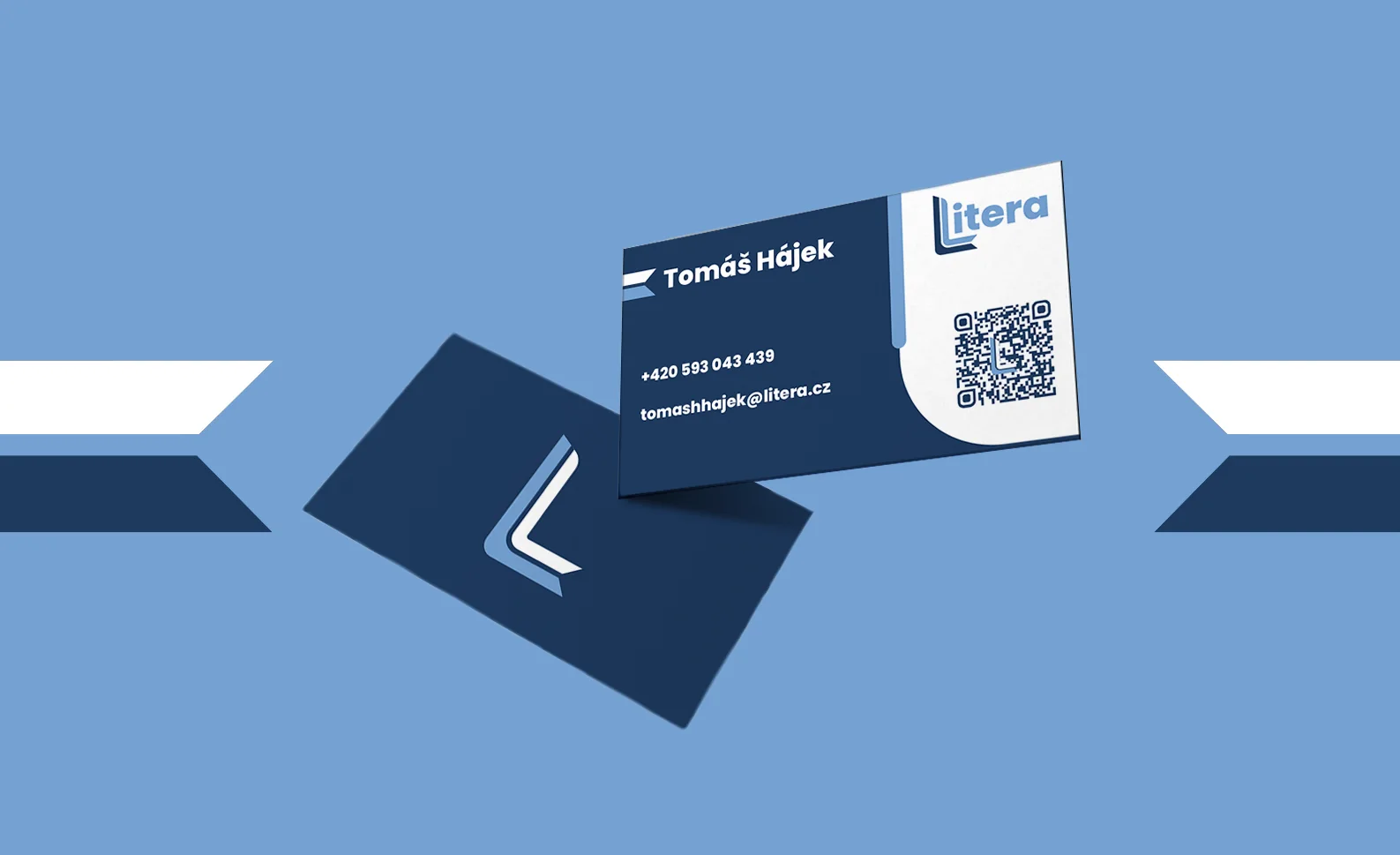 Vizitky Litera — přední strana s logotypem a QR kódem, zadní se značkou na navy podkladu